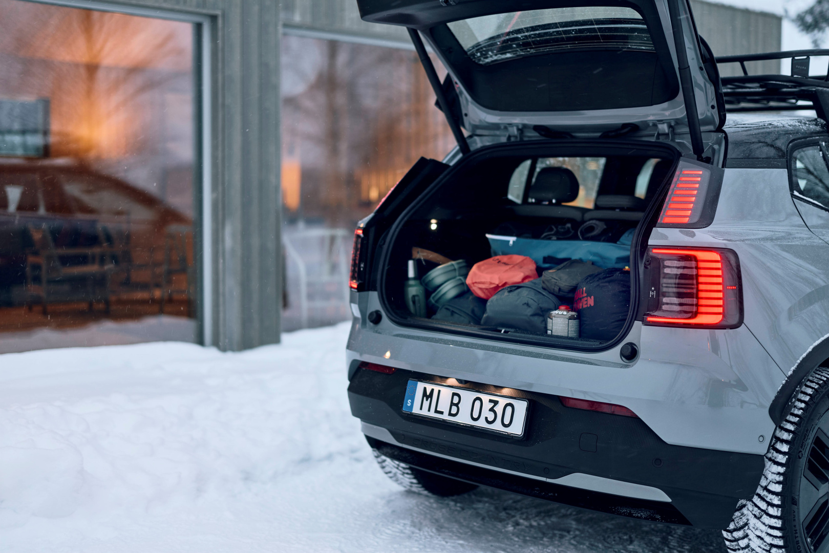 SMALL_339534_Volvo_EX30_Cross_Country_exterior